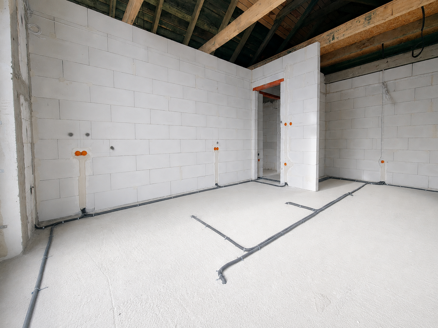 Instalacja elektryczna w domu w stanie surowym przed tynkami
